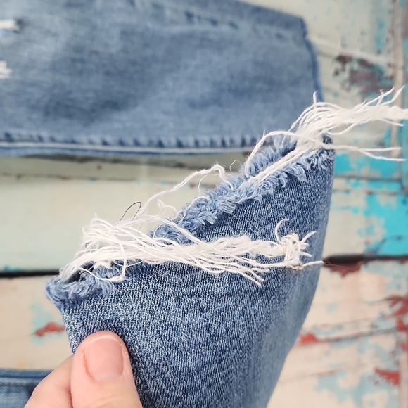 Levi's Skinny Wedgie Fit Distressed Jeans - Picture 4 of 9